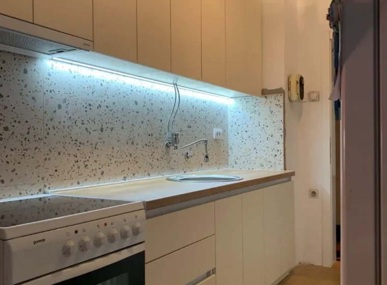 Kompaktna kuhinja po meri sa LED osvetljenjem