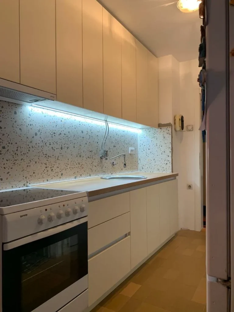 Kompaktna kuhinja po meri sa LED osvetljenjem