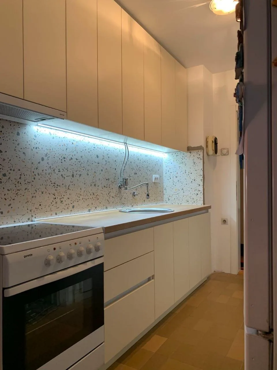 Kompaktna kuhinja po meri sa LED osvetljenjem