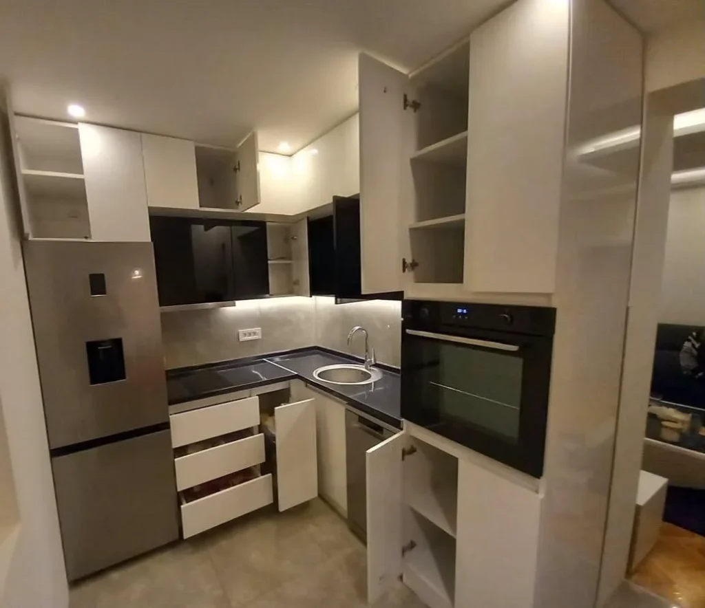 Kuhinja po meri sa otvorenim fiokama i ormarićima