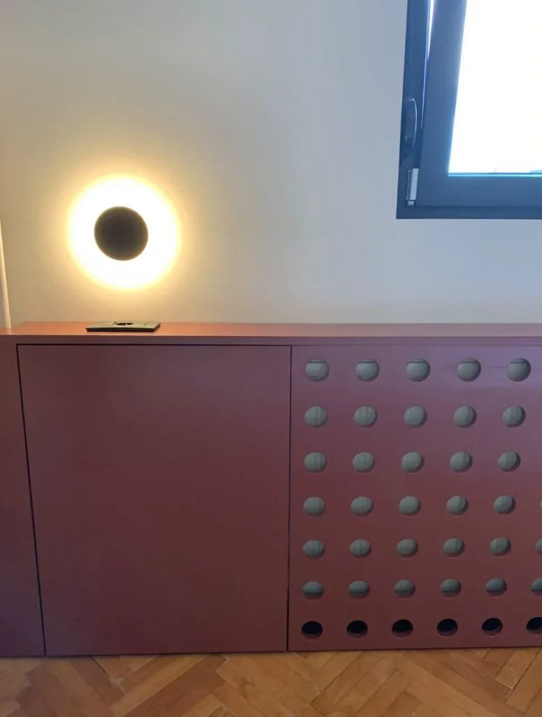 Detalj kružnih otvora na oblozi radijatora