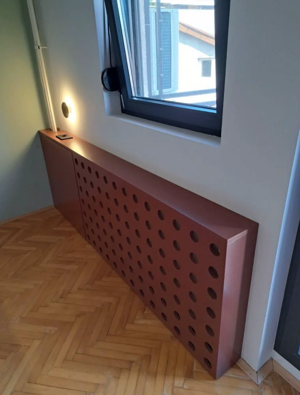 Obloga radijatora po meri sa kružnim otvorima