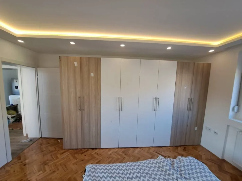 Plakar po meri sa belim frontovima i drvenim dekorom