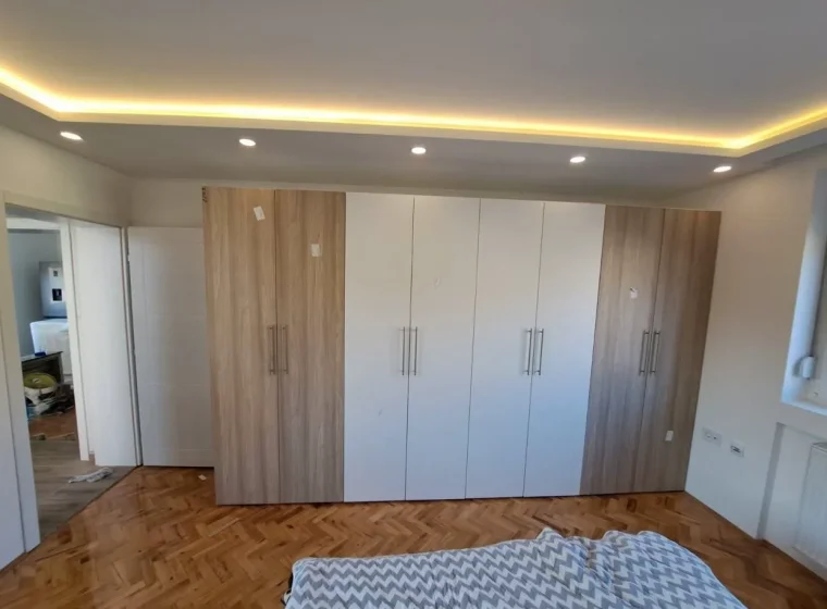 Plakar po meri sa belim frontovima i drvenim dekorom