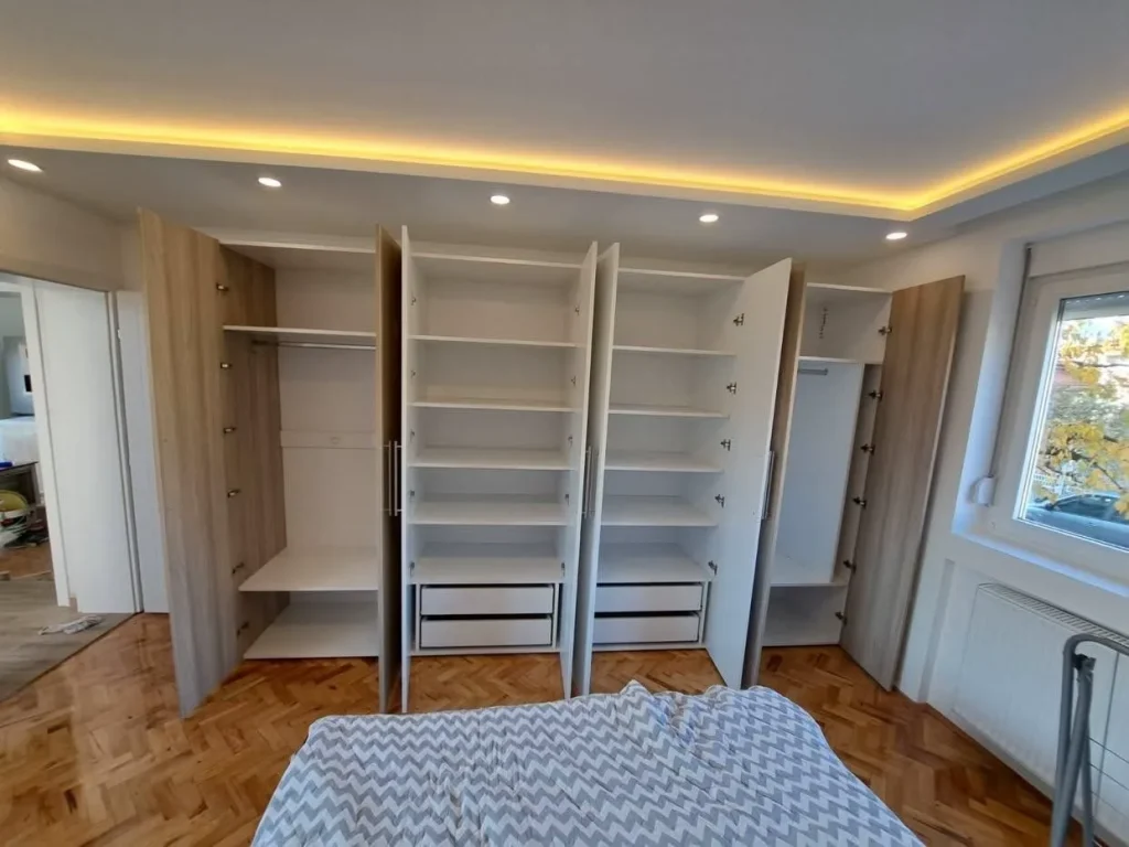 Unutrašnji raspored plakara sa policama i fiokama