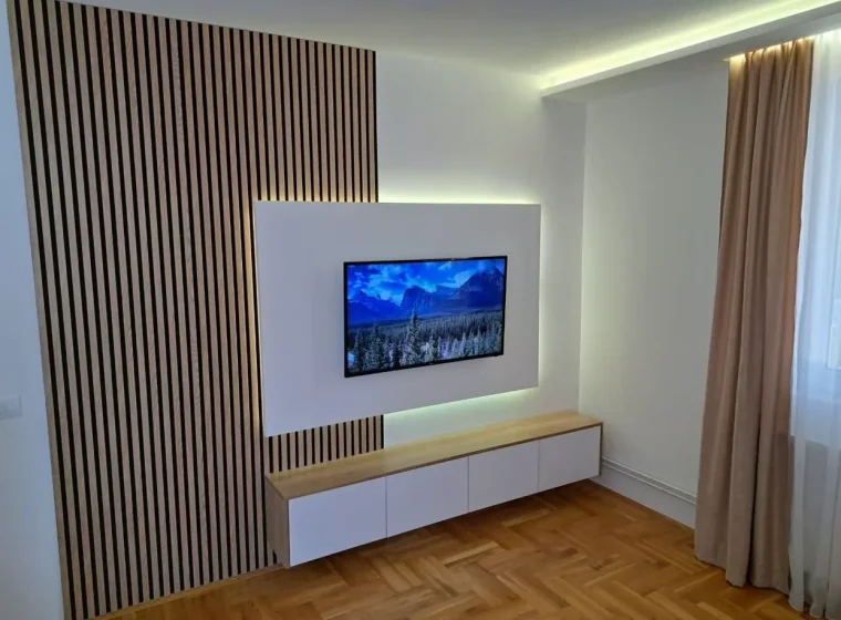 Beli TV panel sa lamelama i ambijentalnim osvetljenjem
