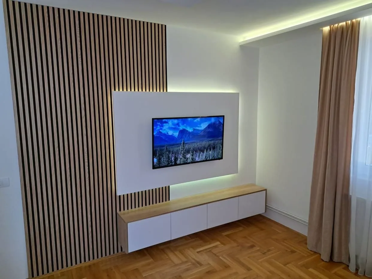 Beli TV panel sa lamelama i ambijentalnim osvetljenjem