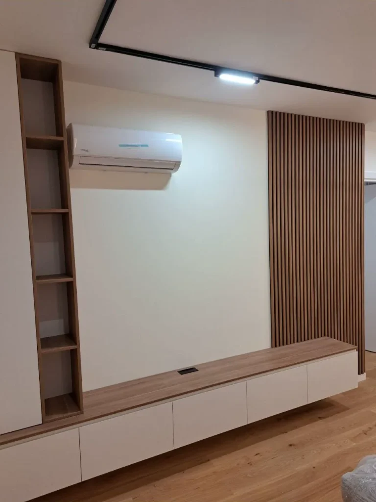 Viseća bela TV komoda i vertikalne lamele
